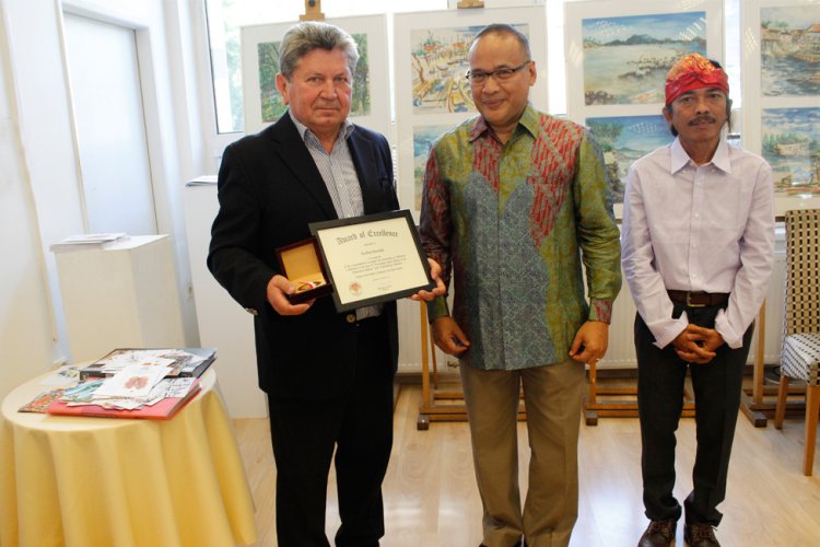 Veľvyslanec Indonézskej republiky Toro Purbo odovzdáva ďakovný list za rozvoj slovensko-indonézskych vzťahov.